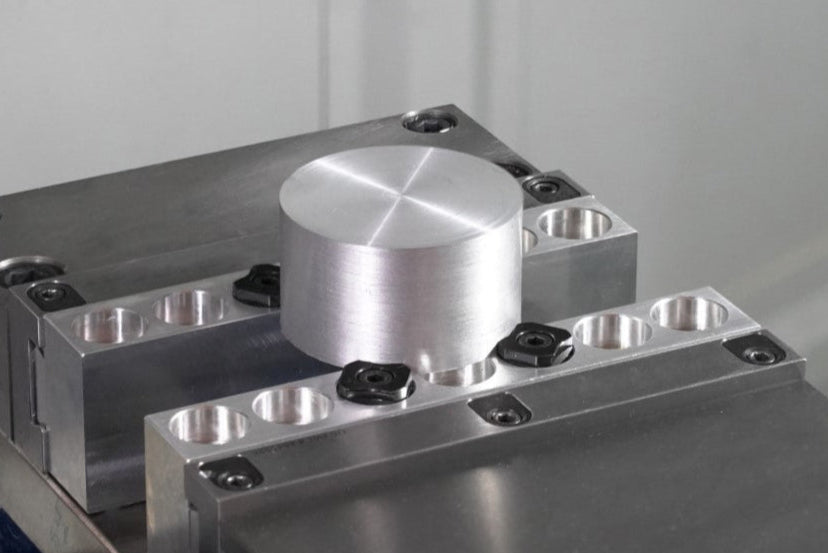 round aluminium bar held with round part gripper in machine vice